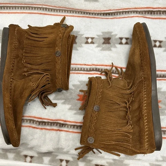 Minnetonka women’s Tan Fringe Moccasin Boots - Picture 2 of 6
